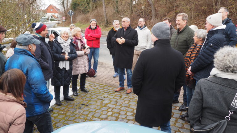 Reges Interesse am neuen Dorf-Auto